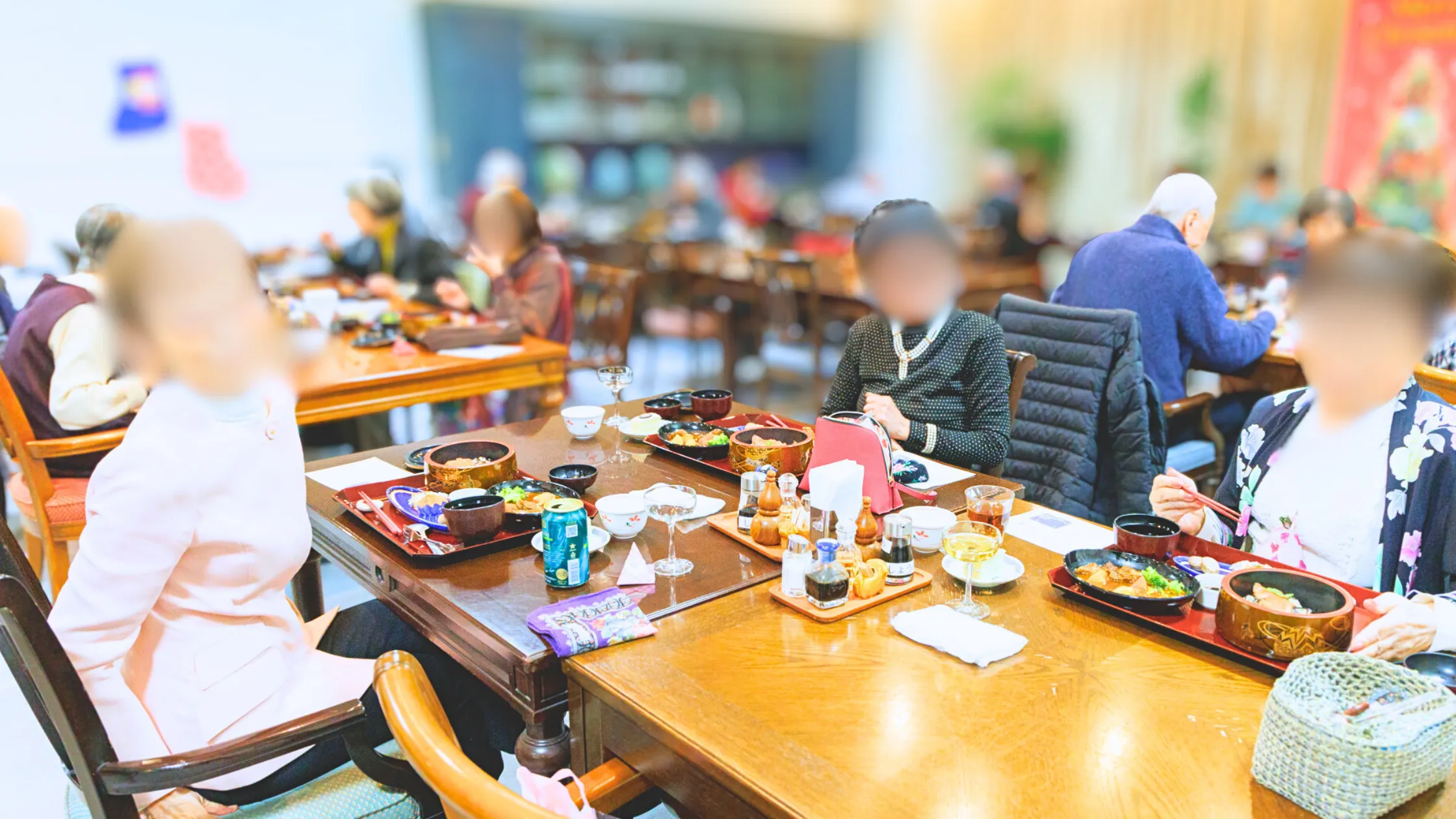 ウェルエイジみぶの忘年会の食事の様子